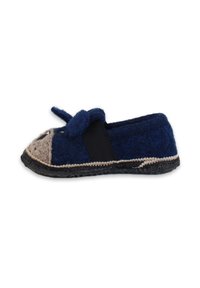 Marineblaue Wollschuhe mit grauem Zeh, elastischem Riemen und strukturiertem schwarzen Gummisohle. Mit einer dekorativen Schleife vorne.