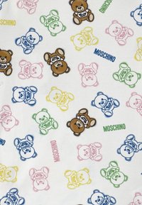 Bavlněná tkanina s barevnými ilustracemi medvídků v hnědé, modré, růžové a zelené barvě s textem „MOSCHINO“ a „TOY“. Bílý podklad.