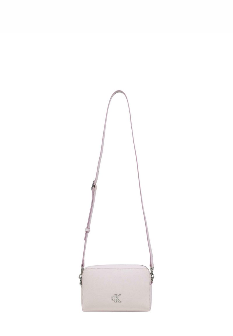 Borsa a tracolla in ecopelle rosa chiaro con texture liscia, chiusura con zip, tracolla regolabile e dettaglio con logo in rilievo sulla parte anteriore.