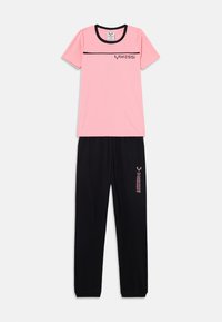 Maglietta a maniche corte rosa chiaro con dettagli neri e logo "MESSi"; abbinata a pantaloni neri con un logo corrispondente sulla gamba.