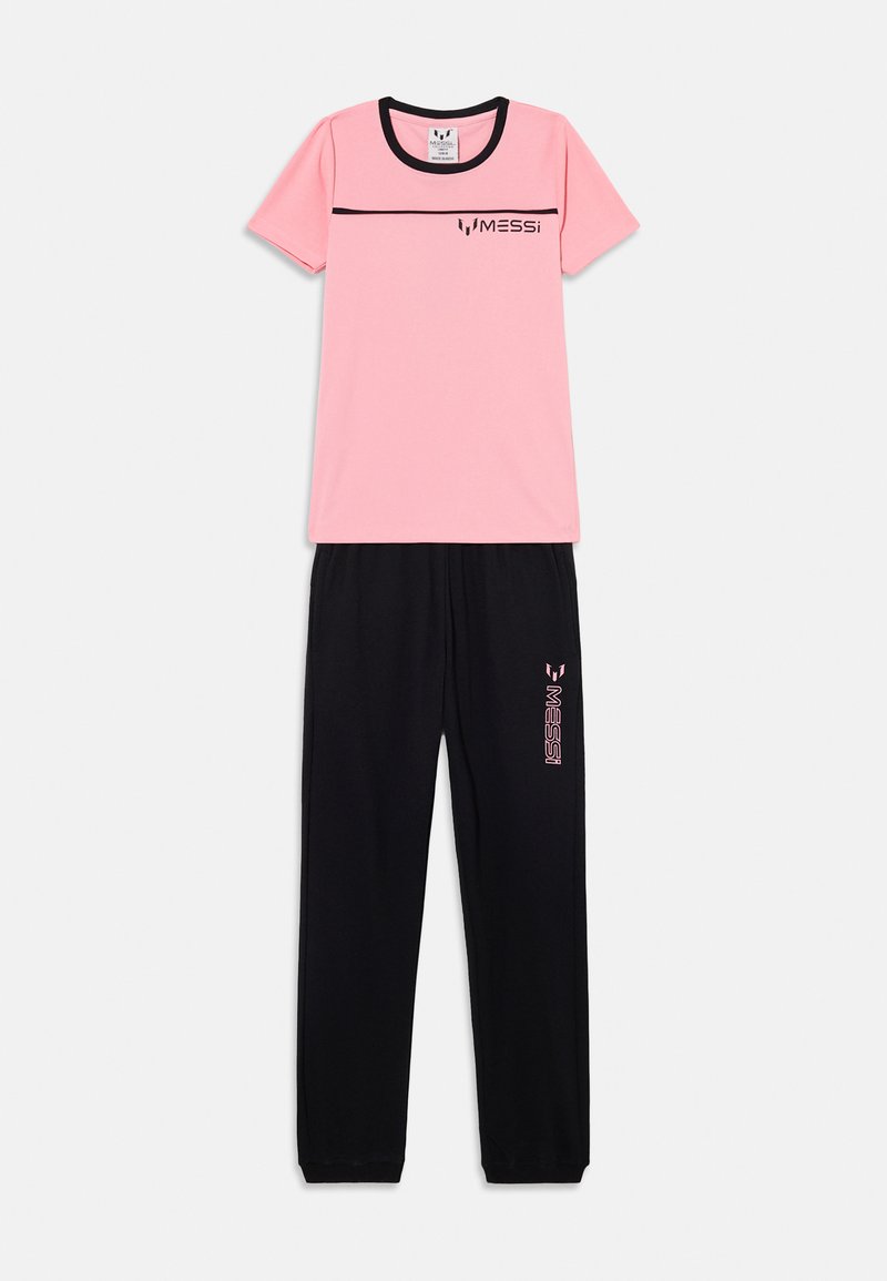 Maglietta a maniche corte rosa chiaro con dettagli neri e logo "MESSi"; abbinata a pantaloni neri con un logo corrispondente sulla gamba.