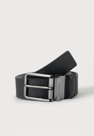 Ceinture en cuir noir texturé roulée avec une boucle métallique rectangulaire argentée gravée avec "Armani Exchange."