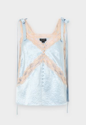 Απαλό γαλάζιο σατέν κοντό τοπ με μπεζ δαντέλα στο τελείωμα, κουμπιά καλυμμένα με ύφασμα στο μπροστινό μέρος και δεσίματα στους ώμους, με ετικέτα Marc Jacobs.