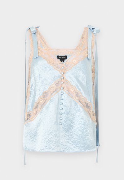 Απαλό γαλάζιο σατέν κοντό τοπ με μπεζ δαντέλα στο τελείωμα, κουμπιά καλυμμένα με ύφασμα στο μπροστινό μέρος και δεσίματα στους ώμους, με ετικέτα Marc Jacobs.