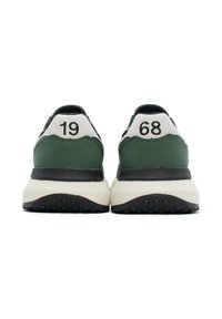 Sneakers verde scuro con suole nere, tappi bianchi sul tallone e numeri neri prominenti "19" e "68" sul retro. Materiali lisci e testurizzati.