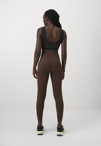 Puma SHAPELUXE SEAMLESS - Tajice - espresso brown