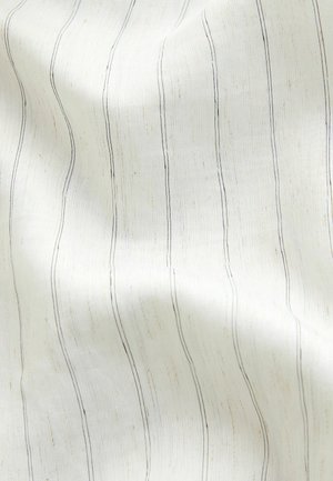 Balts audums ar plānām vertikālām melnām svītrām. Tekstūra ir gluda ar maigu spīdumu, rādot vieglu, austu dizainu.