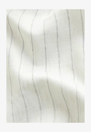 Valge kangas õhukeste vertikaalsete mustade triipudega. Tekstuur on sile ja kergelt läikiv, kujutades kerget, kootud mustrit.