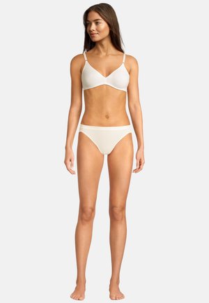 Weißer Baumwoll-BH mit verstellbaren Trägern und passenden Bikini-Höschen. Beide haben eine glatte Textur und ein minimalistisches Design.