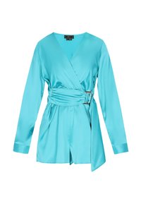 Tyrkysová saténová blůza s dlouhými rukávy, výstřihem do V a páskem v oblasti pasu s kovovou sponou. Hladká textura a vybavený střih.