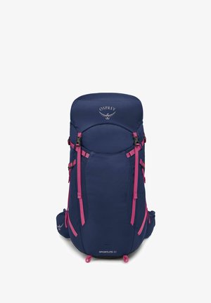 Sac à dos Osprey Sportlite 30 en bleu marine avec des accents roses, doté de bretelles réglables, d'un sommet arrondi et de plusieurs compartiments.