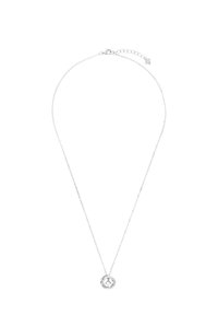 Collana in argento con due pendenti circolari intrecciati; un pendente presenta una piccola pietra preziosa trasparente. La catena ha un gancio regolabile.