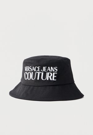 Črna vedrovka s pobeljenim vezenim napisom "Versace Jeans Couture" na sprednji strani, prikazana na enostavni svetli podlagi.