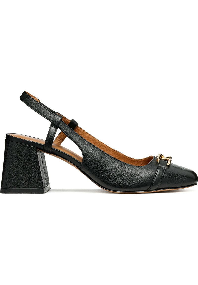 Chaussure slingback en cuir noir avec un bout pointu, surface texturée et un talon géométrique épais. Présente un accent métallique à l'avant.