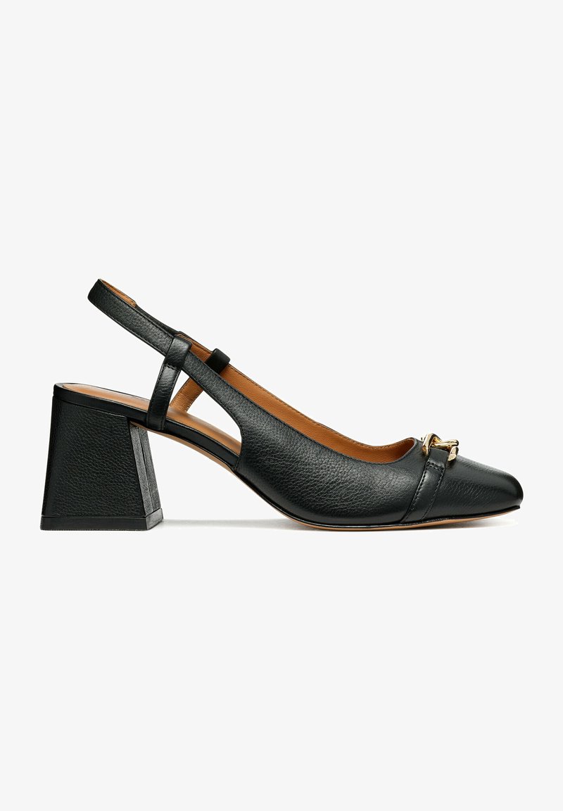 Scarpa slingback nera in pelle con punta affusolata, superficie texturizzata e tacco geometrico spesso. Presenta un accento metallico sulla parte anteriore.