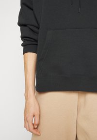 Jordan W J FLIGHT HOODIE CORE - Kapucnis pulóver - black/white