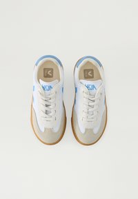 Sneakers brancos e cinzentos com detalhes azuis, atacadores e uma sola de borracha. Apresenta material de camurça e malha. Logótipo exibido na lingueta.