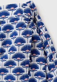 Tessuto di cotone con motivo floreale blu, caratterizzato da foglie blu scuro e accenti di fiori rosa chiaro. Vita arricciata con pieghe.