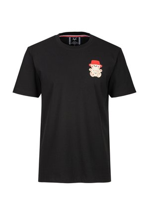 Schwarzes kurzärmeliges T-Shirt mit kleinem, links auf der Brustbereich gedrucktem Teddybären, der eine rote Mütze trägt.