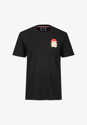 Schwarzes kurzärmeliges T-Shirt mit kleinem, links auf der Brustbereich gedrucktem Teddybären, der eine rote Mütze trägt.