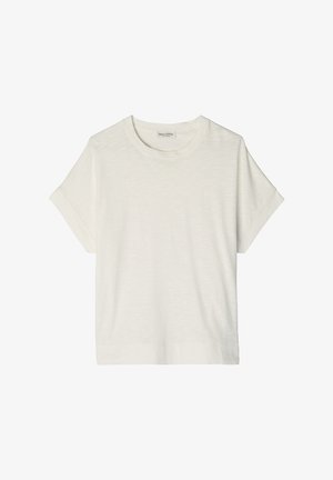 Prosty biały T-shirt z krótkim rękawem, ołówkowym krojem i zaokrąglonym dekoltem, z zagiętymi mankietami i małą metką marki wewnątrz kołnierza.