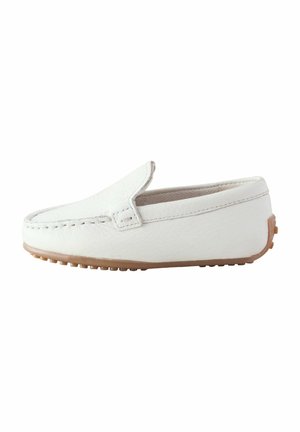 Biele kožené slip-on topánky s okrúhlou špičkou, tónovým prešívaním a gumovou podrážkou s malými výčnelkami pre lepšiu trakciu. Ploský, nízkoprofilový dizajn.