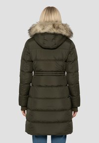 Olivengrøn dunjakke med tætsiddende talje, hætte og kunstpelskant ved halsudskæringen. Quiltet design med en glat tekstur.