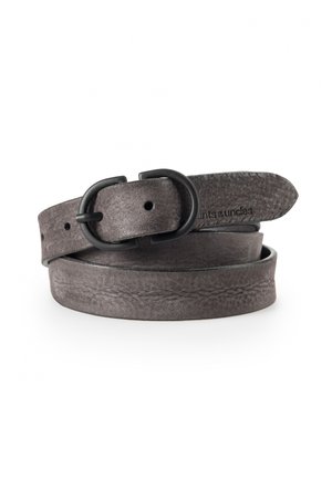 Gürtel aus grauem Leder mit strukturierter Oberfläche, ausgestattet mit einer ovalen Schnalle aus schwarzem Metall und einer gestickten Kante. Flexibel und verstellbar.