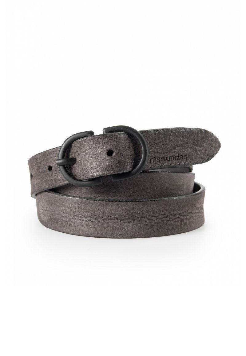 Grijze leren riem met een gestructureerde afwerking, uitgerust met een zwarte metalen ovalen gesp en een gestikte randafwerking. Flexibel en verstelbaar.