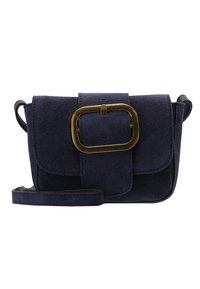 Námořnická semišová kabelka přes rameno s pozlaceným obdélníkovým zapínáním, jedním nastavitelným popruhem a měkkou texturou. Kompaktní obdélníkový tvar.