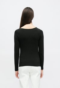 Μαύρο τοπ με μακριά μανίκια από λείο ύφασμα, με πλατύ ντεκολτέ και εφαρμοστή σιλουέτα, που διαθέτει ίσιο τελείωμα στη μέσ�η.