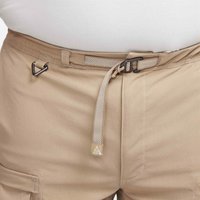 Beiga cargobyxor med ett tjockt vävt bälte, utrustat med en metall D-ring och en liten logotagsmärkning. Slät textur och praktiska designfunktioner.