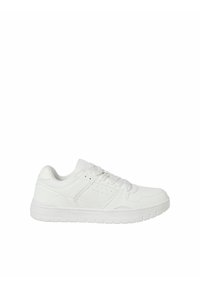 Weiße Low-Top-Sneaker mit strukturiertem Sohlenprofil, Schnürung auf der Vorderseite und perforierten Seitenpaneelen vor einem schlichten weißen Hintergrund.