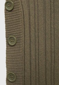 Gestrickter olivgrüner Stoff mit vertikalen Rippungen und drei großen passenden grünen Knöpfen, die vertikal auf einer Seite ausgerichtet sind.