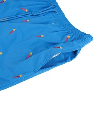 Shorts da bagno blu realizzati in tessuto leggero, con motivi di peperoni ricamati in rosso e giallo, dotati di vita elasticizzata e cordoncino.
