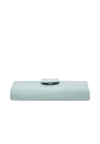 Svetlomodrá textúrovaná obdĺžniková peňaženka so západkovým zapínaním, položená naplocho na bielom pozadí.