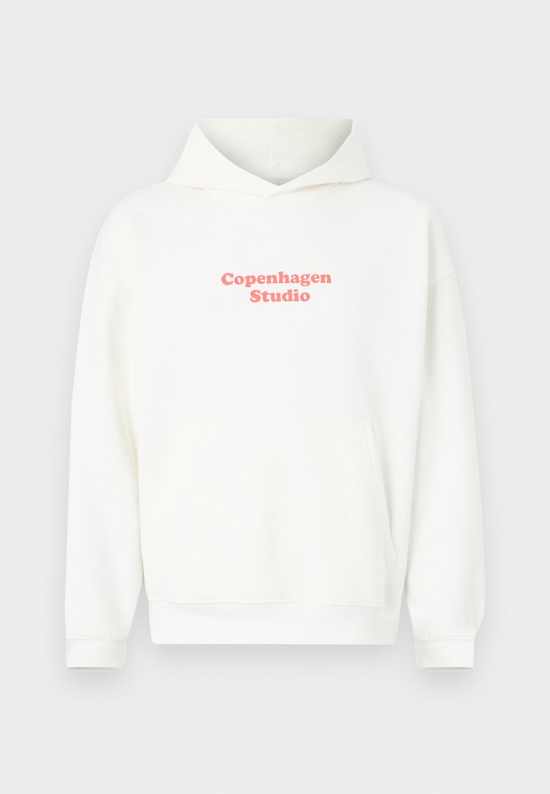 Witte hoodie van zacht stof, met een kangoeroezak en een groot, roze "Copenhagen Studio" logo op de voorkant.