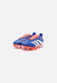 Scarpette da calcio blu con strisce bianche e lacci arancioni. Parte superiore testurizzata, materiale sintetico, con numerosi tacchetti trasparenti sulla suola per una migliore aderenza.