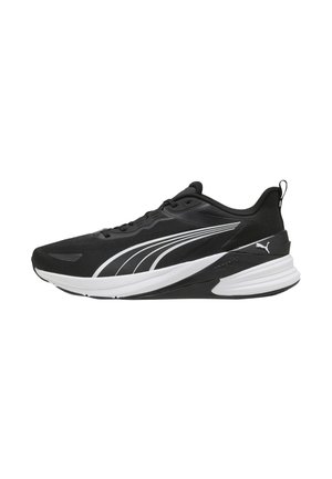 Scarpa da corsa Puma bianca e nera con chiusura con lacci, striscia bianca curva sul lato e suola ammortizzata per supporto.