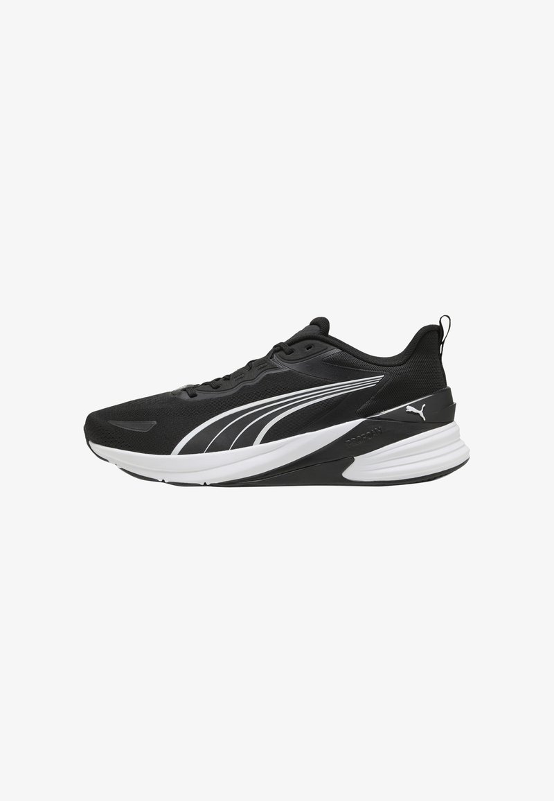 Αθλητικό παπούτσι Puma σε ασπρόμαυρο με κορδόνια, καμπύλη λευκή γραμμή στο πλάι και μαξιλαρωμένη σόλα για υποστήριξη.