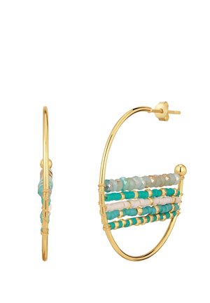 Cercei din aur cu cercuri și mărgele multicolore în nuanțe de teal, alb și roz, având un design texturat și închidere sigură tip post.