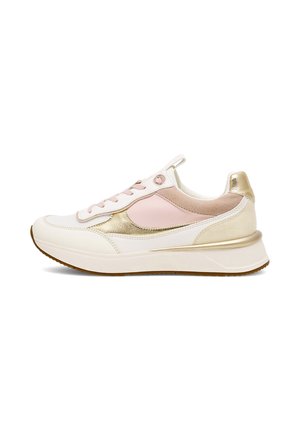 Weißer Sneaker mit einem pinken Wildlederpaneel und goldfarbenen metallischen Akzenten, mit einer strukturierten Rückseite und Schnürdesign. Leichte Gummisohle.