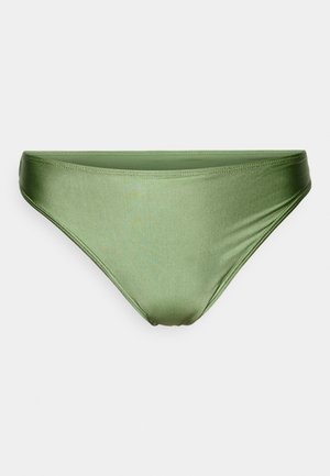 Parte inferiore di bikini verde realizzata in tessuto liscio e lucido. Presenta un taglio a vita bassa con una fascia in vita senza cuciture e un design a copertura minima.