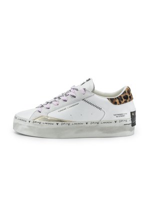 Sneaker in pelle bianca con lacci rosa, dettagli a stampa leopardata e rifiniture dorate. Presenta testo di marca lungo la suola e texture contrastanti.