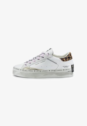 Sneaker in pelle bianca con lacci rosa, dettagli a stampa leopardata e rifiniture dorate. Presenta testo di marca lungo la suola e texture contrastanti.