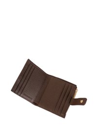 Brązowy skórzany portfel o teksturowanym wykończeniu, posiadający sześć przegródek na karty, zamek błyskawiczny oraz zapięcie na napy dla zapewnienia bezpiecznego dostępu.