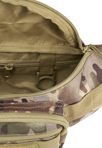 Borsa utility camouflage in tonalità beige e marrone, con un compartimento con zip, tessuto resistente e anello per fissaggi. Fodera interna liscia.