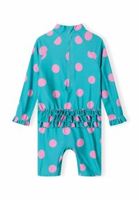 Maillot de bain pour enfants en turquoise avec de grands pois roses, manches longues, accent de taille froncé et fermeture éclair au dos.