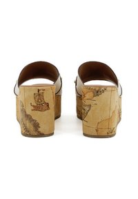 Sandali con zeppa dalla tomaia chiara e un tacco a blocco texturizzato con stampa mappa. Cinghie in pelle con un retro arrotondato e dettaglio fibbia.