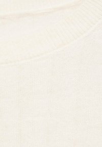 Leichter, cremefarbener Pullover aus Strick mit einem gerippten Kragen und feiner Textur, die dezente horizontale Linien aufweist. Glattes, weiches Material.